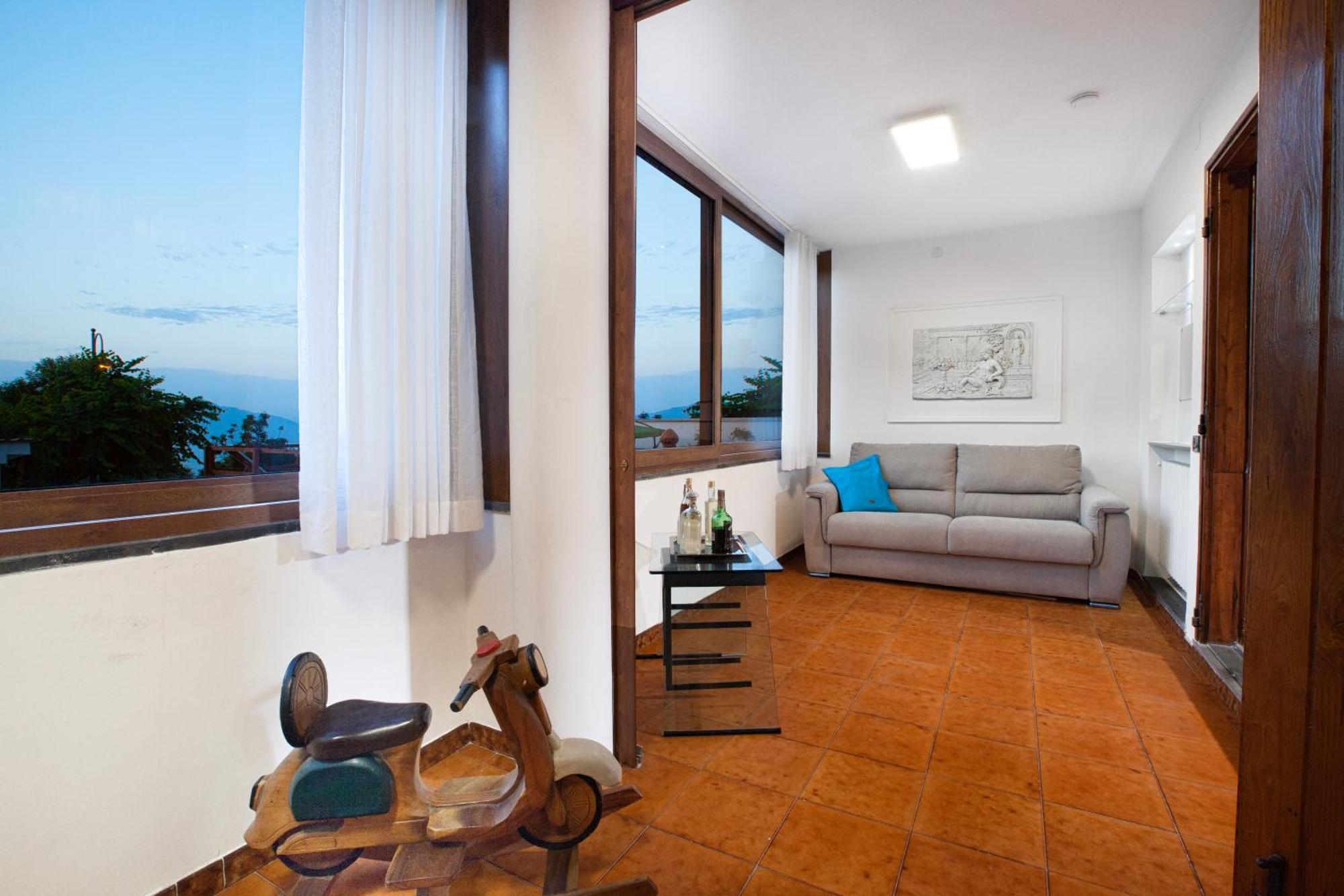 In Con Terrazzo E Vista Golfo